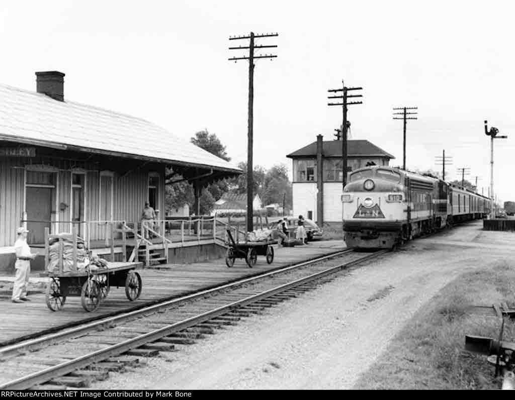 L&N Passenger approaching depot